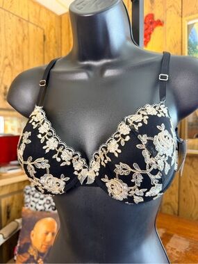 Biatta Intimates Embellished Embroidered Lace Underwire Bra NWT